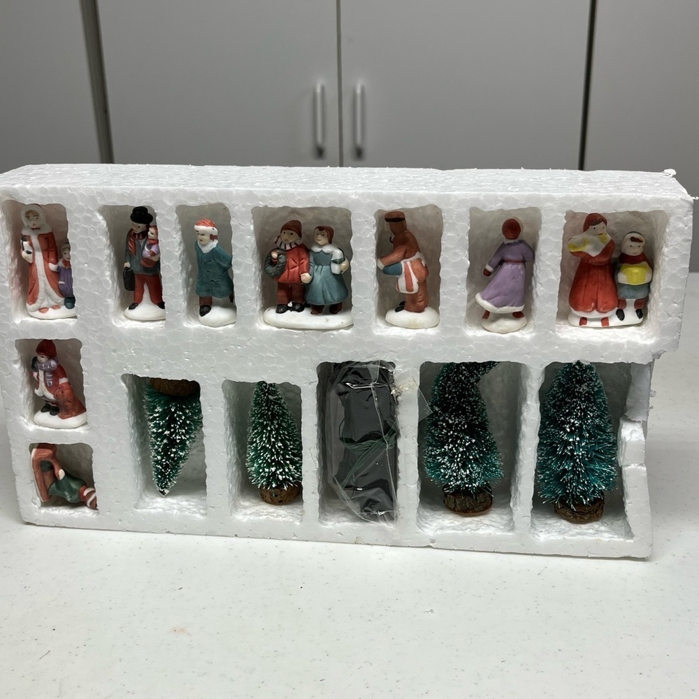 Santa’s Best Christmas Village Accessory Set 14 piece - Picture 2 of 9